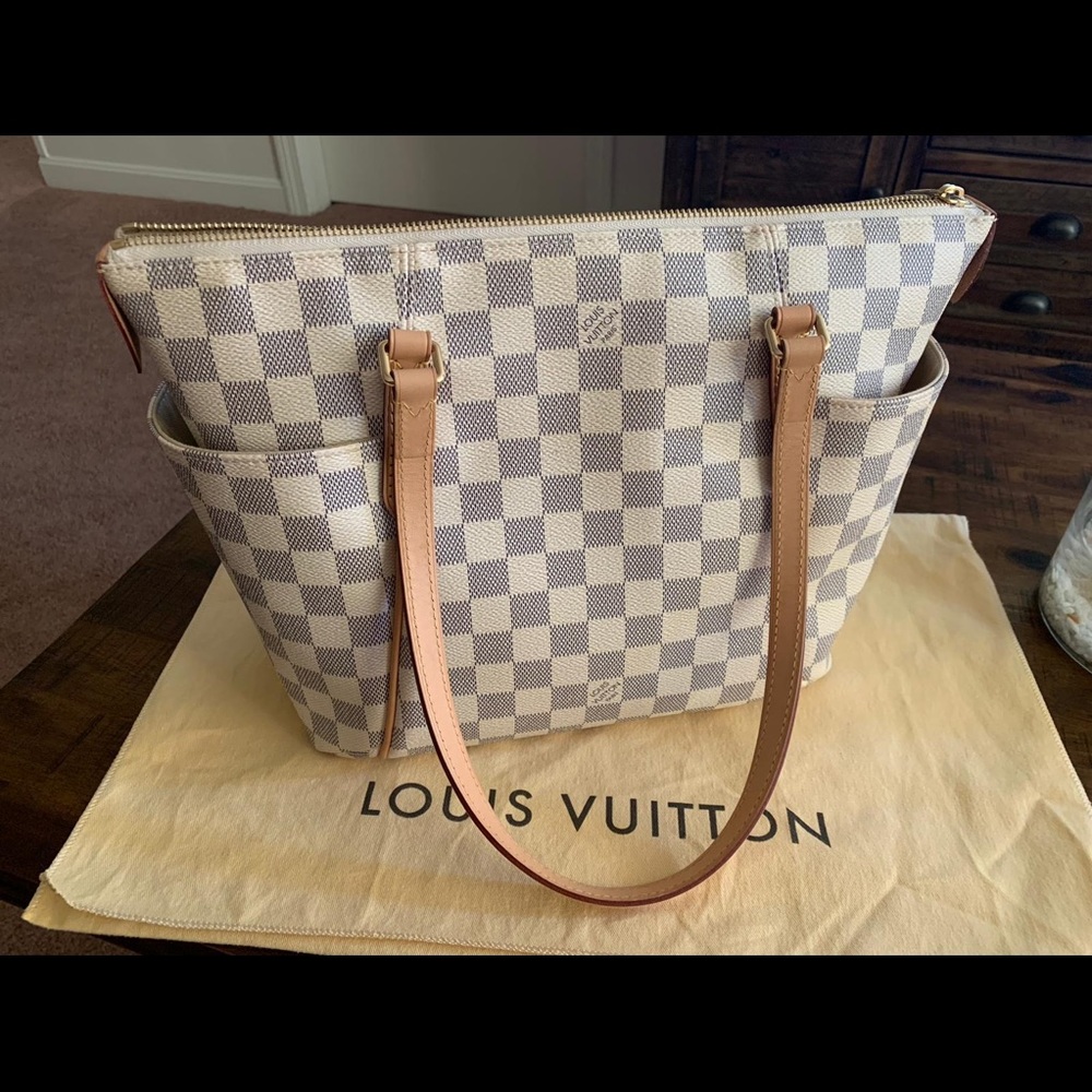 Louis Vuitton SM size bag, excellent conditions.